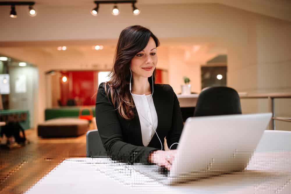 Nuria Y. - Gerente de Logística